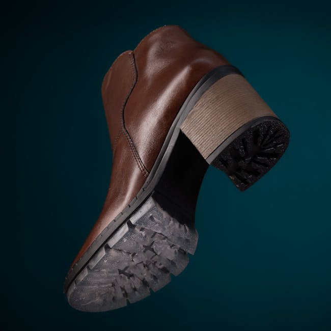Poucos sabem: qual é a função da alça traseira dos sapatos