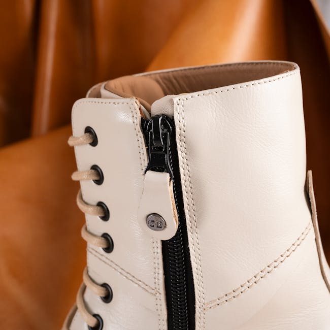 Poucos Sabem: Qual é a Função da Costura Dupla nos Sapatos